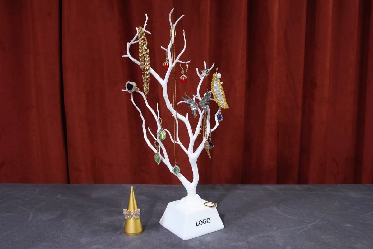 Why Your Jewelry Needs Display Fixtures That Are Made for It