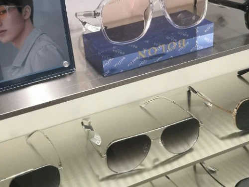 Logo blocks at eyewear displays